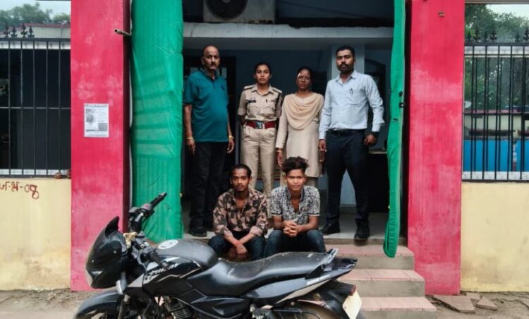Raigarh News : चौकी खरसिया पुलिस की सख्त कार्रवाई, शराब के लिए पैसे मांगकर मारपीट करने वाले दो युवक गिरफ्तार