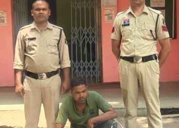 Raigarh News : “ऑपरेशन आघात” के तहत थाना तमनार, चक्रधरनगर और चौकी खरसिया की शराब रेड में 74 लीटर अवैध शराब और 2 दुपहिया जब्त, 5 आरोपी गिरफ्तार