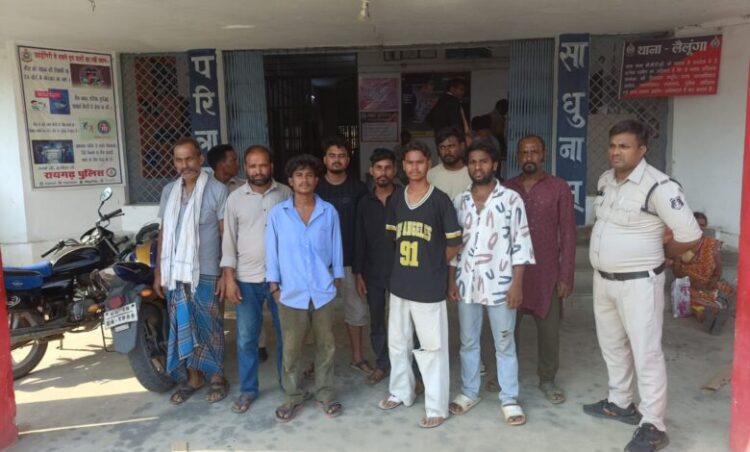 Raigarh News : जमीन विवाद में घर में घुसकर मारपीट, तोड़फोड़ और बलवा करने वाले 9 आरोपी गिरफ्तार