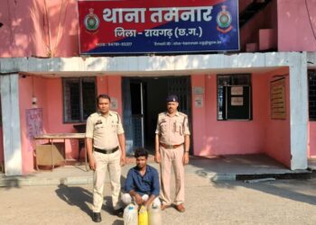Raigarh News : ‘ऑपरेशन आघात’ के तहत तमनार पुलिस की कार्रवाई, 25 लीटर महुआ शराब के साथ युवक गिरफ्तार