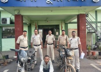Raigarh News : पूंजीपथरा पुलिस ने शातिर वाहन चोर को किया गिरफ्तार, आरोपी से दो बाइक जप्त