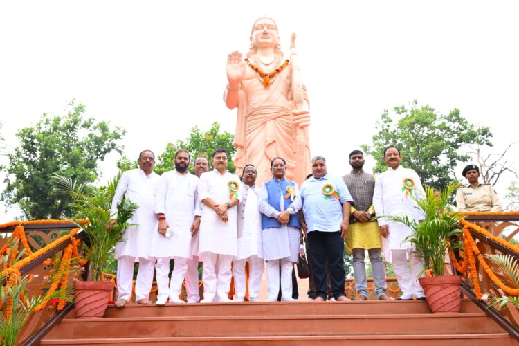 मातृशक्ति एवं प्रकृति के प्रति श्रद्धा का अनुपम संगम : मुख्यमंत्री श्री विष्णु देव साय ने “राम वाटिका” में किया रुद्राक्ष का पौधारोपण*