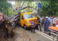 मुंबई के चेंबूर में स्कूल वैन पर गिरा बड़ा पेड़, 10 बच्चे थे सवार, एक छात्र की मौत-कई जख्मी