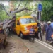 मुंबई के चेंबूर में स्कूल वैन पर गिरा बड़ा पेड़, 10 बच्चे थे सवार, एक छात्र की मौत-कई जख्मी