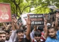 दिल्ली के जंतर-मंतर पर कॉकरोच जनता पार्टी का प्रदर्शन, पुलिस ने शाम 5 बजे तक धरना देने की अनुमति दी