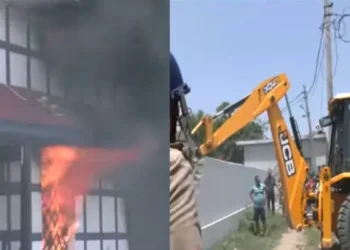 देहरादून में हिंदू युवक की हत्या पर बवाल, गुस्साए लोगों ने आरोपी के घर में लगाई आग; प्रशासन ने भी चलाया बुलडोजर