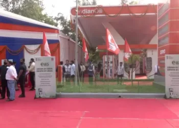 E85 Fuel launch: देश का पहला 85% इथेनॉल वाला फ्यूल हुआ लॉन्च, रेगुलर पेट्रोल के मुकाबले 20 रुपये सस्ता