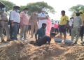 Chhattisgarh top news: छत्तीसगढ़ में जहरीली शराब से 8 लोगों की मौत: ‘जहर’ की जांच के लिए खोदी गई कब्र