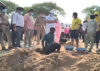 Chhattisgarh top news: छत्तीसगढ़ में जहरीली शराब से 8 लोगों की मौत: ‘जहर’ की जांच के लिए खोदी गई कब्र