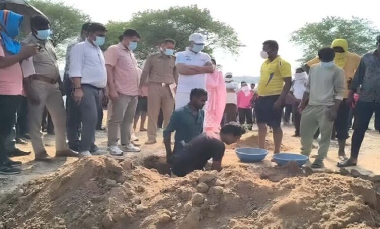 Chhattisgarh top news: छत्तीसगढ़ में जहरीली शराब से 8 लोगों की मौत: ‘जहर’ की जांच के लिए खोदी गई कब्र