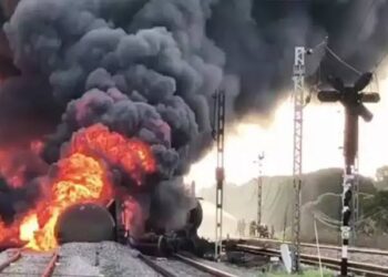 Firozabad Train Fire News: चलती ट्रेन में लगी भीषण आग, जलती बोगी को ट्रेन से किया गया अलग