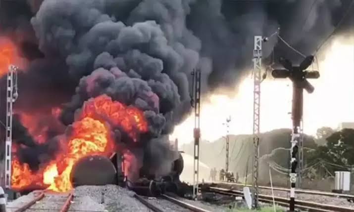 Firozabad Train Fire News: चलती ट्रेन में लगी भीषण आग, जलती बोगी को ट्रेन से किया गया अलग