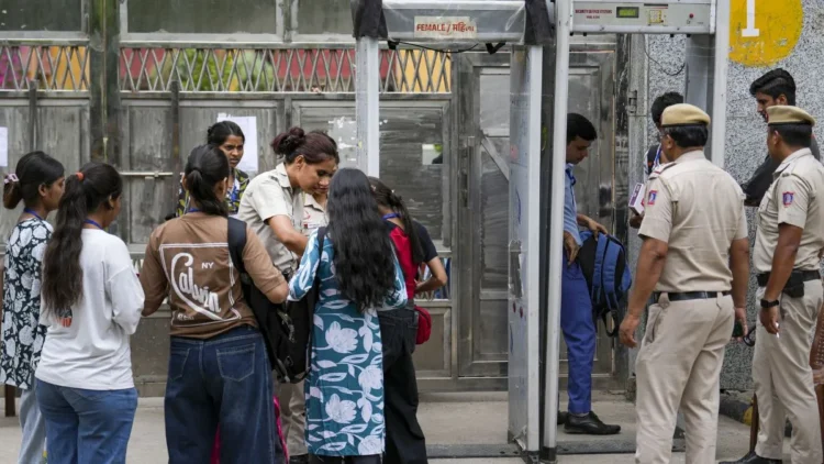 NEET UG Re-Exam 2026: लखनऊ में नीट पेपर के लिए जबरदस्त सुरक्षा के इंतजाम, छावनी में तब्दील हुए 75 सेंटर