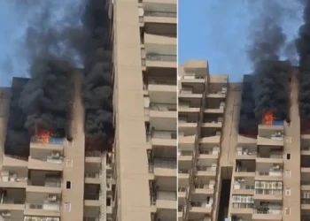 Noida AC Blast: AC फटने से फ्लैट में लगी भीषण आग: सामान जलकर राख, धुआं उठते देख लोगों ने भागकर बचाई जान