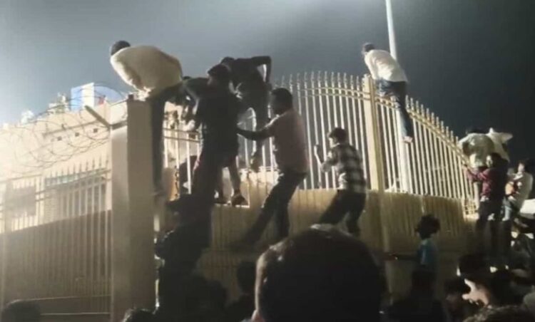 Ranchi News: JPL क्रिकेट मैच के फाइनल मुकाबले के दौरान मची भगदड़, कई दर्शक घायल; गेट पर चढ़कर भागे लोग