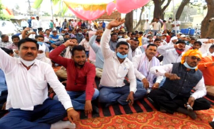 Chhattisgarh Contract Employees Strike: छत्तीसगढ़ में 22 जून से अनिश्चितकालीन हड़ताल पर रहेंगे संविदा कर्मचारी, जानिए क्या है मांग?