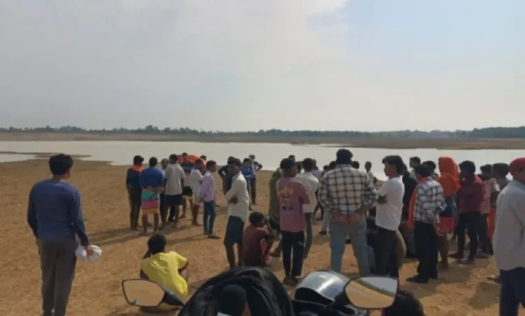 Chhattisgarh top news: छत्तीसगढ़ में बड़ा हादसा; मछली पकड़ने गए 9 ग्रामीणों की नाव बांध में पलटी, सर्च ऑपरेशन जारी
