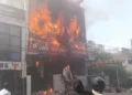 Lucknow Coaching Fire: कोचिंग सेंटर में लगी भीषण आग, जान बचाने के लिए जलते हुए बिल्डिंग से कूदे छात्र