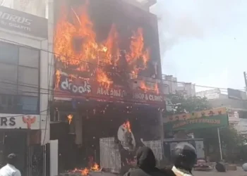 Lucknow Coaching Fire: कोचिंग सेंटर में लगी भीषण आग, जान बचाने के लिए जलते हुए बिल्डिंग से कूदे छात्र