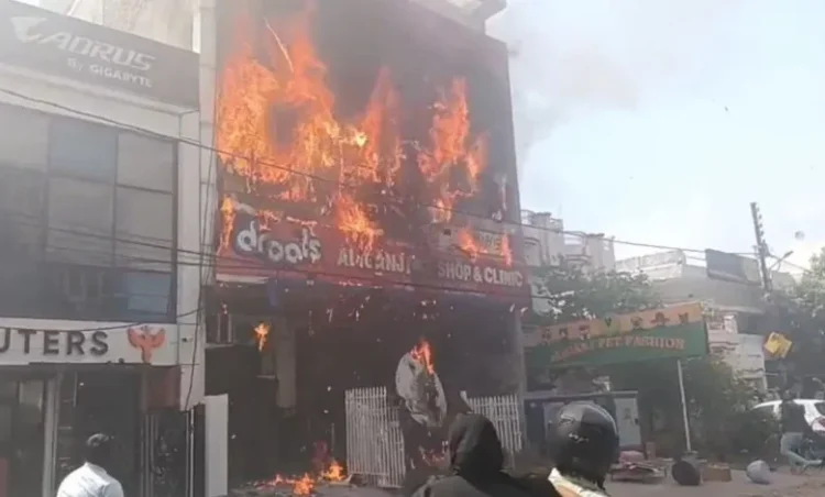 Lucknow Coaching Fire: कोचिंग सेंटर में लगी भीषण आग, जान बचाने के लिए जलते हुए बिल्डिंग से कूदे छात्र