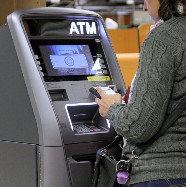 ATM Shutdown News: कैश की भारी कमी के कारण छोटे शहरों में बंद हो सकते हैं ATM, ग्राहकों की बढ़ सकती हैं मुश्किलें
