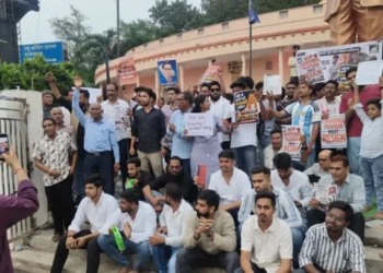 Chhattisgarh news: छत्तीसगढ़ में सोनम वांगचुक के समर्थन में प्रदर्शन, खून से लिखा- ‘धर्मेंद्र प्रधान इस्तीफा दो