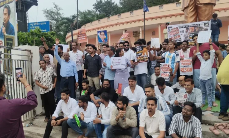 Chhattisgarh news: छत्तीसगढ़ में सोनम वांगचुक के समर्थन में प्रदर्शन, खून से लिखा- ‘धर्मेंद्र प्रधान इस्तीफा दो
