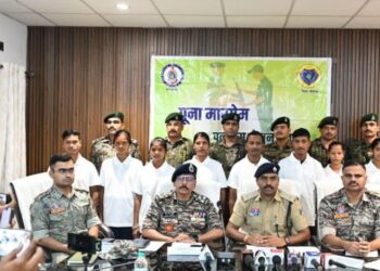 Bijapur Naxal Surrender Today: छत्तीसगढ़ में सुरक्षाबलों को मिली बड़ी सफलता, 49 लाख के इनामी 8 नक्सलियों ने किया आत्मसमर्पण