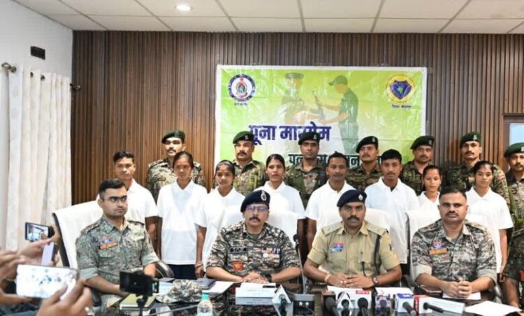 Bijapur Naxal Surrender Today: छत्तीसगढ़ में सुरक्षाबलों को मिली बड़ी सफलता, 49 लाख के इनामी 8 नक्सलियों ने किया आत्मसमर्पण