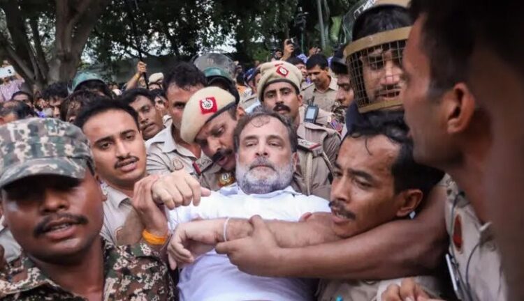 Rahul gandhi protest: राहुल-प्रियंका को पुलिस ने हिरासत में लिया, PM आवास के बाहर कर रहे थे प्रदर्शन