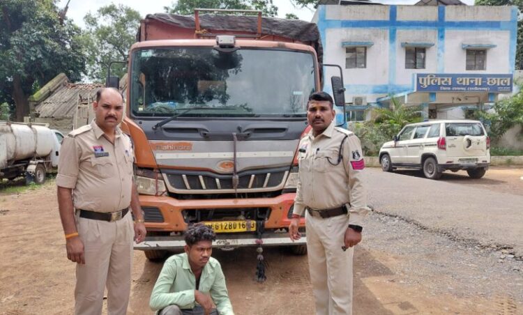 Raigarh News : “ऑपरेशन प्रहार” में छाल पुलिस की कार्रवाई में 8.5 टन संदिग्ध लोहे का कबाड़ और 6 चक्का वाहन जब्त