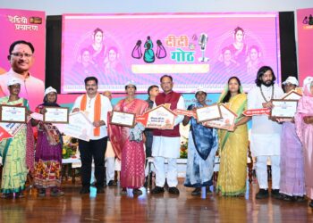 मोर गांव–मोर पानी’ महाअभियान के उत्कृष्ट कार्यों पर आधारित कॉम्पेंडियम का मुख्यमंत्री श्री विष्णु देव साय ने किया विमोचन*