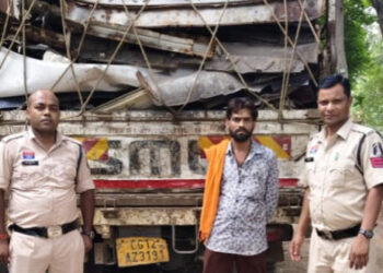 Raigarh News : “ऑपरेशन प्रहार” में दोहरी कार्रवाई, 6.5 टन संदिग्ध कबाड़ और दो मालवाहक वाहन जब्त