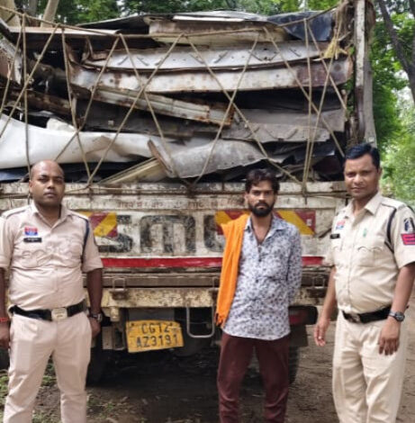 Raigarh News : “ऑपरेशन प्रहार” में दोहरी कार्रवाई, 6.5 टन संदिग्ध कबाड़ और दो मालवाहक वाहन जब्त