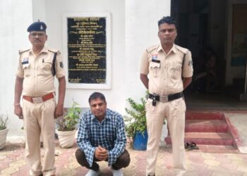 Raigarh News : रायगढ़ पुलिस के ऑपरेशन क्लीन हंट में फर्जी अंकसूची के जरिए डाकपाल की नौकरी दिलाने वाला मास्टरमाइंड कोरबा से गिरफ्तार