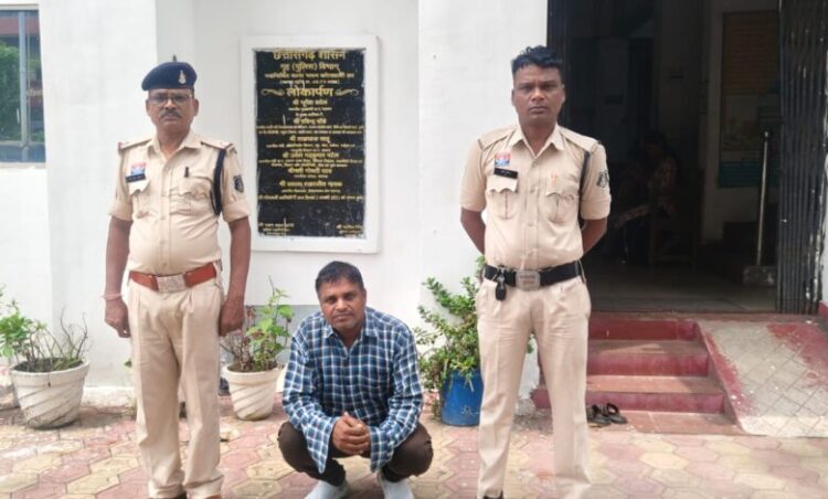 Raigarh News : रायगढ़ पुलिस के ऑपरेशन क्लीन हंट में फर्जी अंकसूची के जरिए डाकपाल की नौकरी दिलाने वाला मास्टरमाइंड कोरबा से गिरफ्तार
