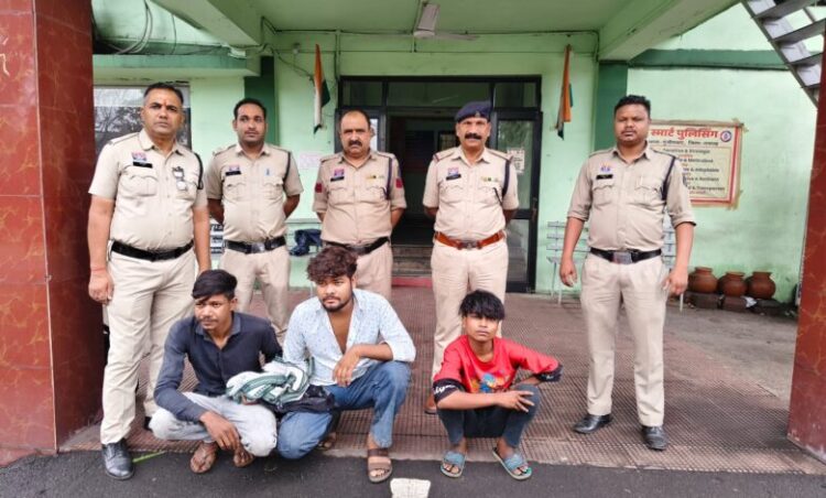 Raigarh News : सूर्योदय प्लांट के गार्ड से मोबाइल लूटकर चाकू से हमला करने वाले 3 लुटेरे चंद घंटों में गिरफ्तार, लूटा मोबाइल, चाकू व साक्ष्य जब्त