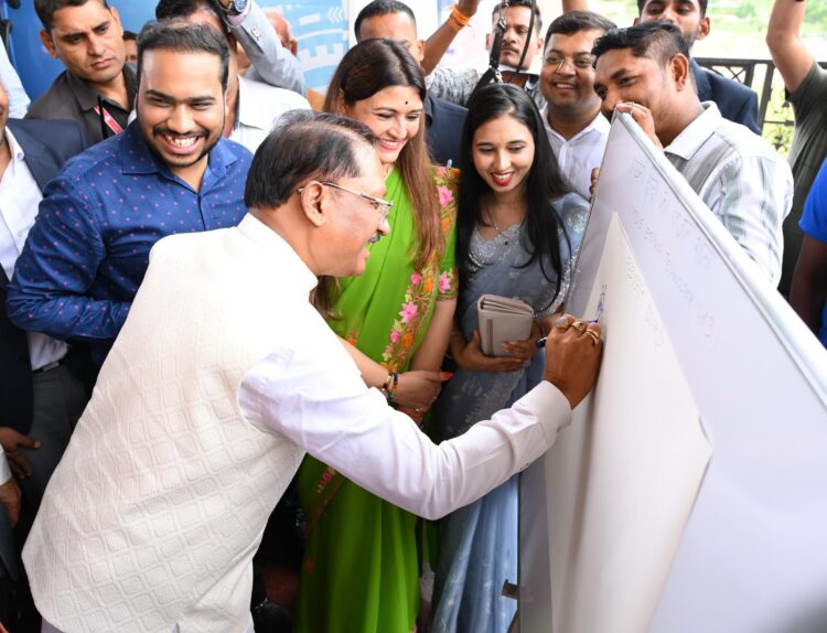 *ग्रामीण विद्यार्थियों को आधुनिक तकनीकों से जोड़ना विकसित छत्तीसगढ़ की दिशा में महत्वपूर्ण कदम : मुख्यमंत्री श्री विष्णुदेव साय*