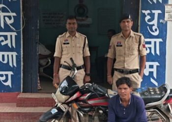 Raigarh News : निगरानी बदमाश महेश पैंकरा फिर चढ़ा घरघोड़ा पुलिस के हत्थे, 24 घंटे में चोरी की बाइक और मोबाइल बरामद