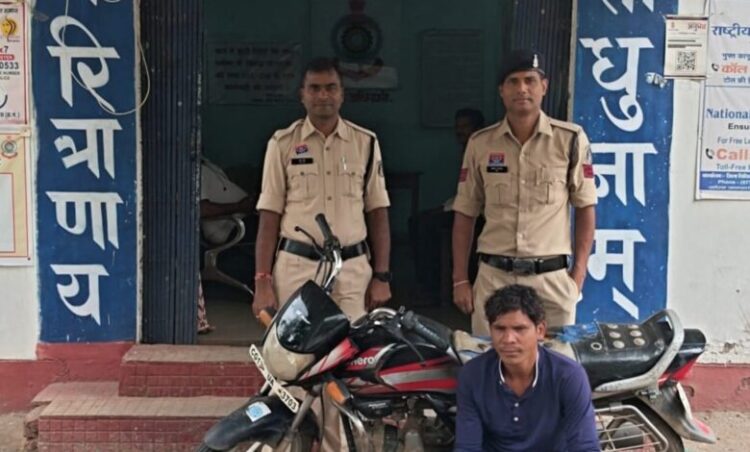 Raigarh News : निगरानी बदमाश महेश पैंकरा फिर चढ़ा घरघोड़ा पुलिस के हत्थे, 24 घंटे में चोरी की बाइक और मोबाइल बरामद