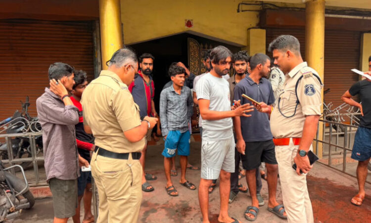 Raigarh News : जिलेभर में अवैध अप्रवासियों की सघन जांच अभियान, एसएसपी शशि मोहन सिंह के निर्देश पर पुलिस की व्यापक कार्रवाई