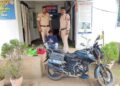 Raigarh News : 24 घंटे में चोरी का खुलासा: ढाबा और गैरेज से चोरी करने वाला शातिर चोर गिरफ्तार, चोरी का पूरा माल और बाइक बरामद