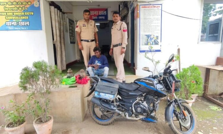 Raigarh News : 24 घंटे में चोरी का खुलासा: ढाबा और गैरेज से चोरी करने वाला शातिर चोर गिरफ्तार, चोरी का पूरा माल और बाइक बरामद