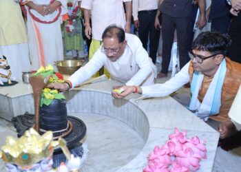 *गुरु पूर्णिमा पर कोसमनारा पहुंचे मुख्यमंत्री श्री विष्णु देव साय, सत्यनारायण बाबा धाम में की पूजा-अर्चना*