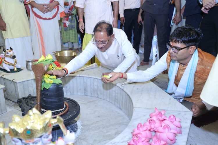 *गुरु पूर्णिमा पर कोसमनारा पहुंचे मुख्यमंत्री श्री विष्णु देव साय, सत्यनारायण बाबा धाम में की पूजा-अर्चना*