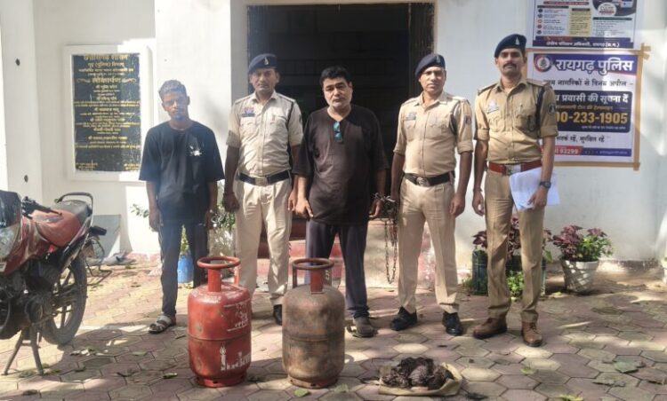 Raigarh News: दो चोर व चोरी का माल खरीदने वाला बर्तन व्यवसायी गिरफ्तार, कोतवाली पुलिस ने सुलझाया दो चोरी का मामला