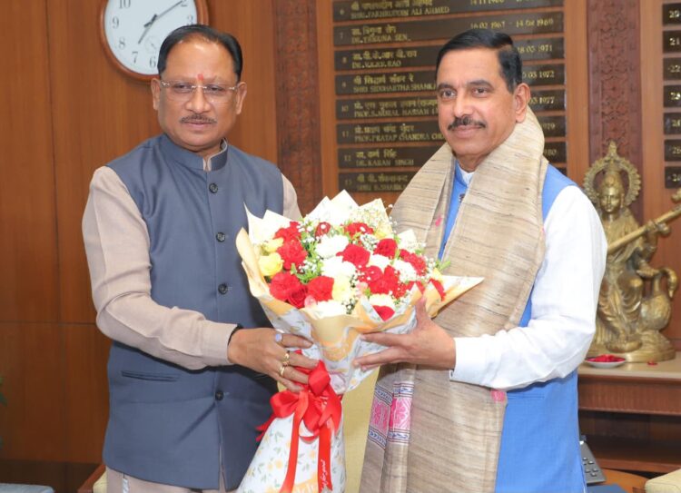 *5 लाख मीट्रिक टन चावल के शीघ्र उठाव की पहल, मुख्यमंत्री विष्णुदेव साय ने केंद्रीय मंत्री से पर्याप्त रेलवे रैक उपलब्ध कराने का किया आग्रह*