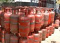 Gas Cylinder Price Today: अमेरिका-ईरान वॉर के बीच क्या फिर बढ़ गए गैस सिलेंडर के दाम? जानें आज का ताजा रेट?