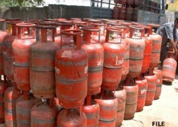 Gas Cylinder Price Today: अमेरिका-ईरान वॉर के बीच क्या फिर बढ़ गए गैस सिलेंडर के दाम? जानें आज का ताजा रेट?