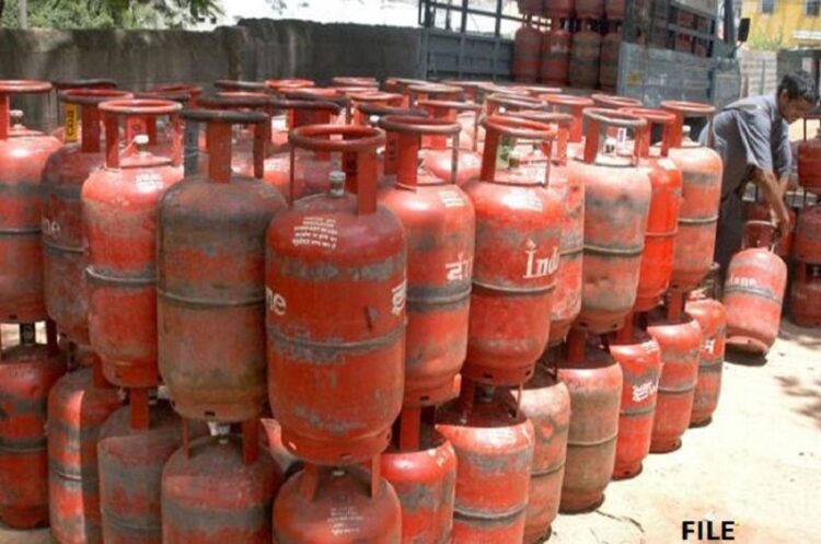 Gas Cylinder Price Today: अमेरिका-ईरान वॉर के बीच क्या फिर बढ़ गए गैस सिलेंडर के दाम? जानें आज का ताजा रेट?
